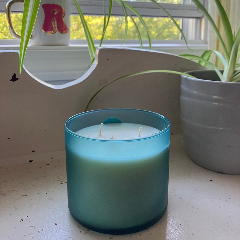 Flannel 3 Wick White Barn Candle! Mahogany, Bergamot & Musk - Picture 4 of 6